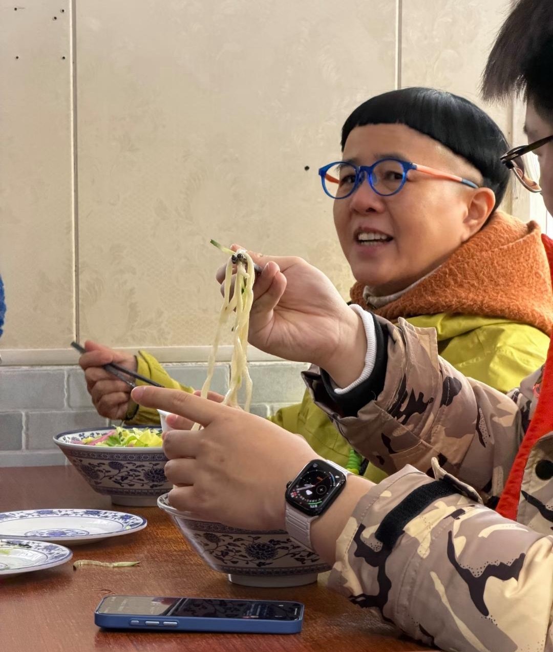 60岁金龟子现身北京胡同一家餐馆吃炸酱面，她留着锅盖头发型，打扮有点一言难尽！