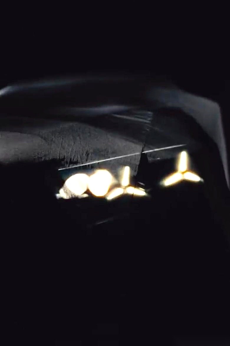 新款迈巴赫S级，车头那张倒梯形的大嘴，说是走的“老钱风”。结果下一秒，中网连着