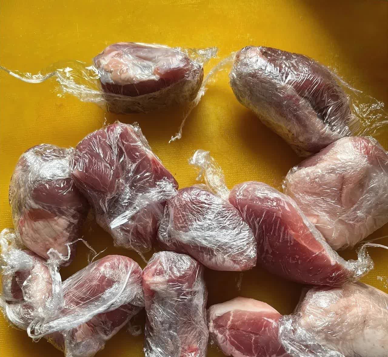 山西，一名女子每次买完肉后，都会把肉切成一小块一小块的，然后用保鲜膜包好。每块差