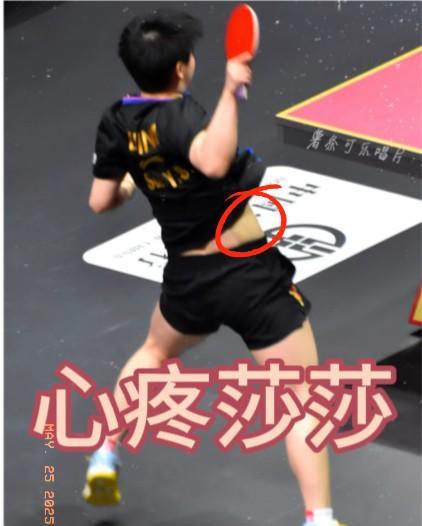 没想莎莎贴了肌贴，是那种不容易被发现的肉色肌贴，要不她一跃而起的击球瞬间，根本发