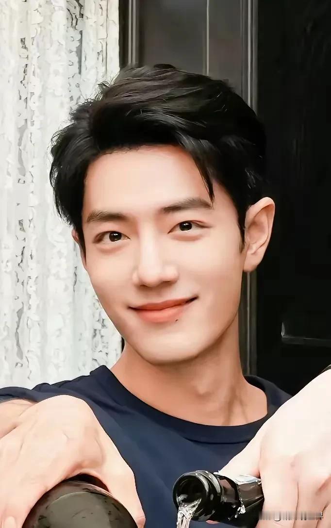感觉没有美颜加持的肖战，也开始有年龄感和疲惫感爬上眼角了！毕竟已经是33岁的人了