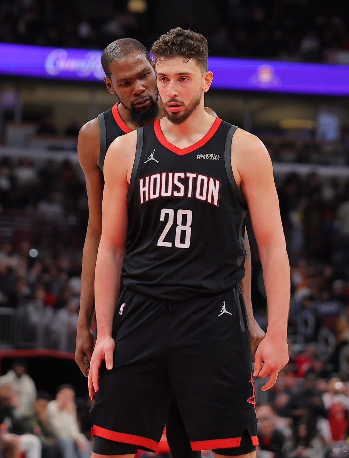 申京本轮系列赛在面对艾顿和海斯防守时的数据如下面对艾顿，11投4中；面对海斯，6