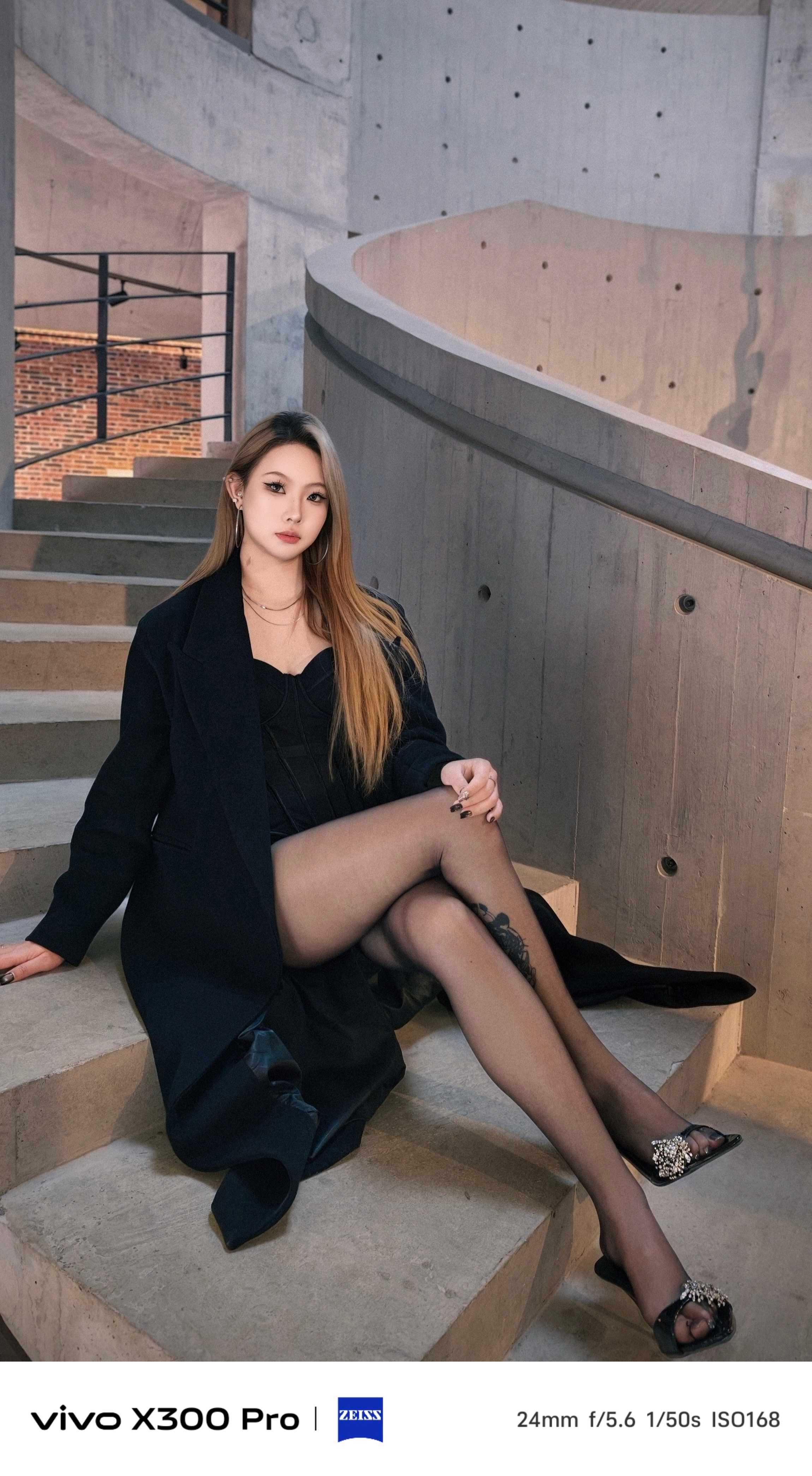 vivoX300Pro这张人像真的绝了！24mm焦段把工业风建筑和人物比例拿
