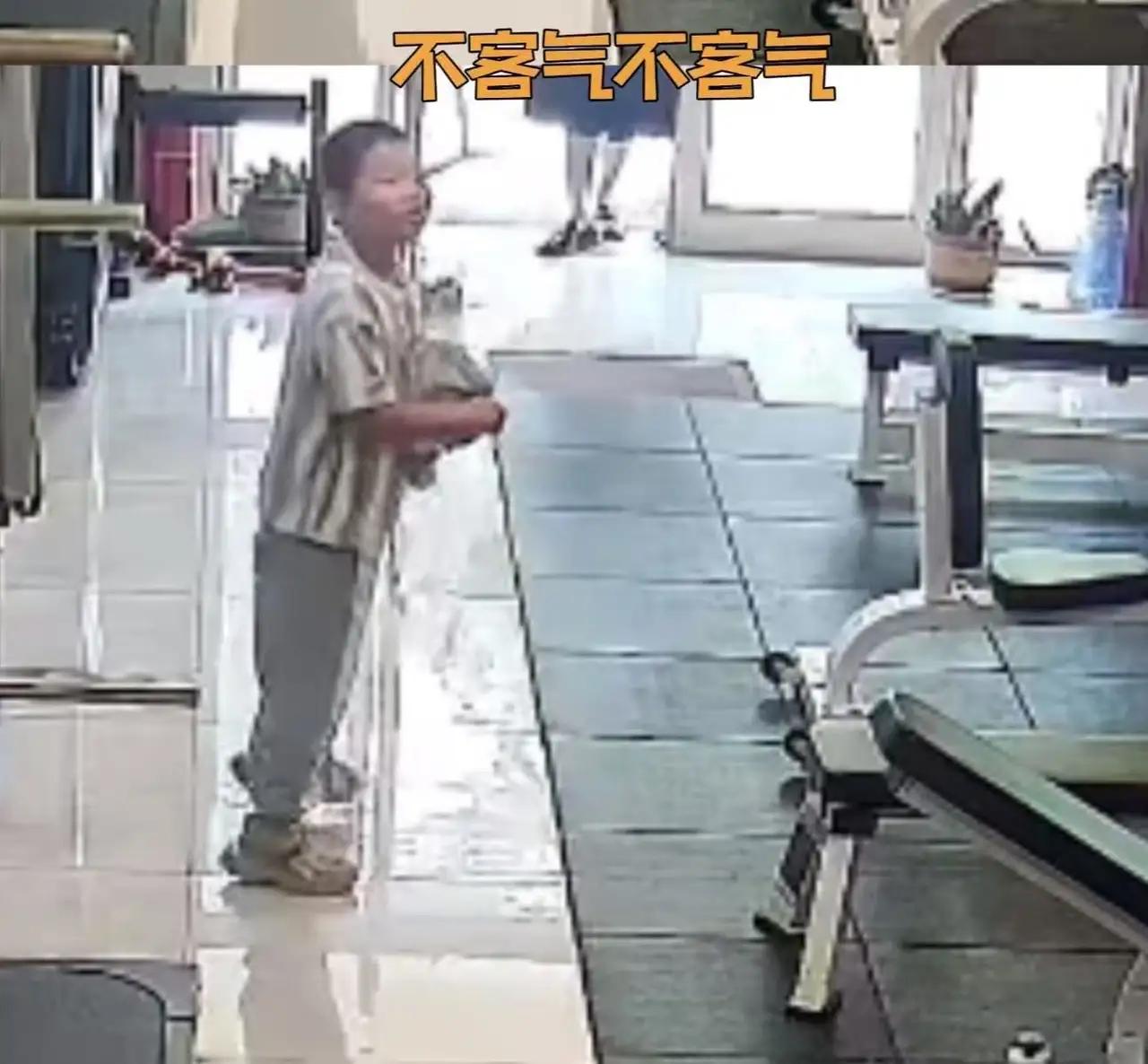 这个妈妈给全网的父母上了一课！妈妈带着孩子路过一家门口放着摩托车的店，孩子非常喜