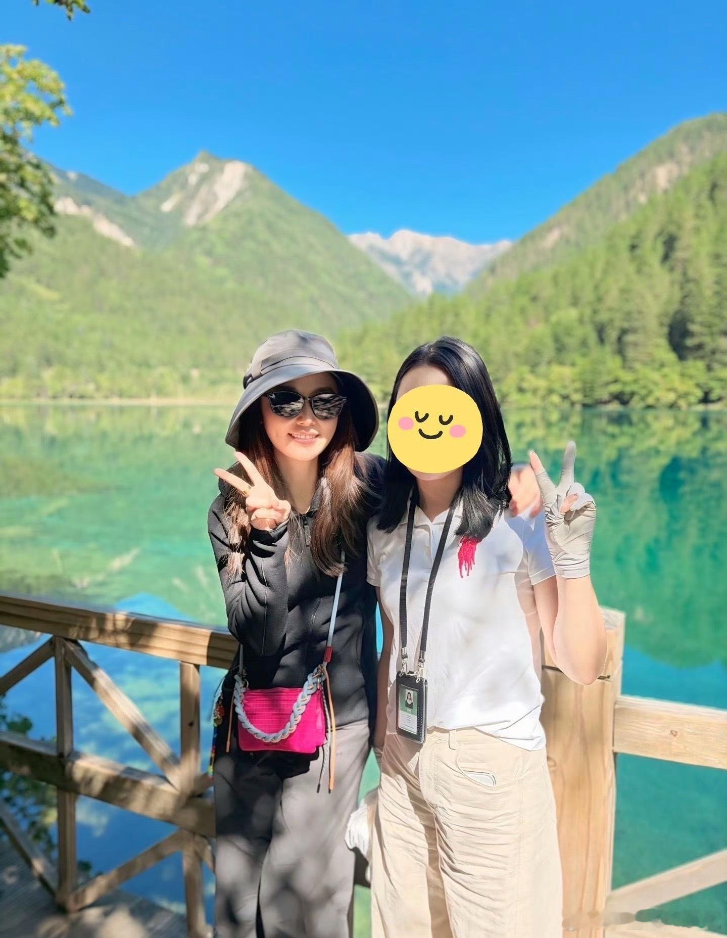 九寨沟偶遇林心如九寨沟偶遇林心如，与路人比耶合照很亲和！​​​