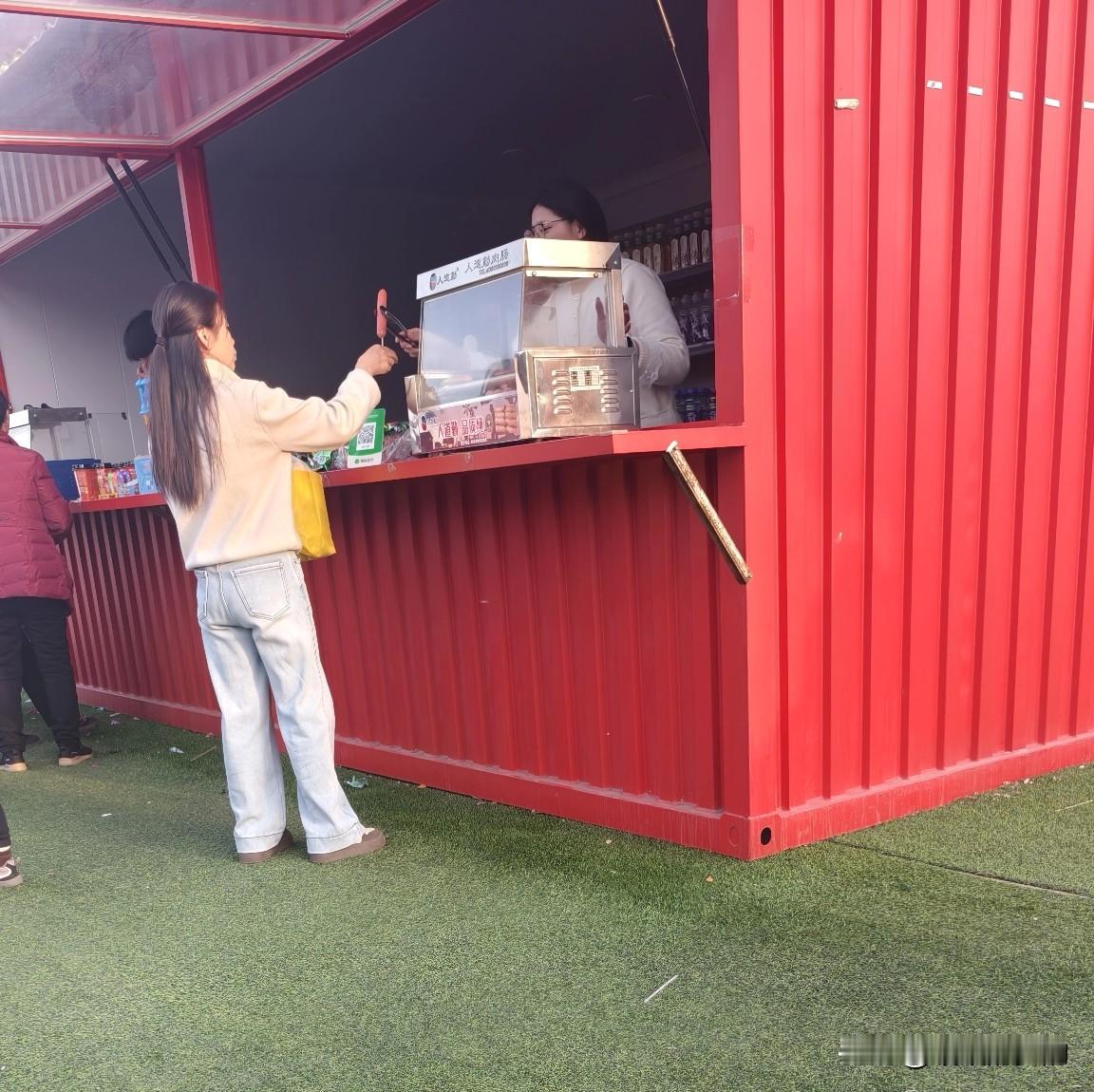 烤肠无疑是一项伟大的发明。不知从何时起，烤肠悄然问世，它的出现堪称能与方便面相