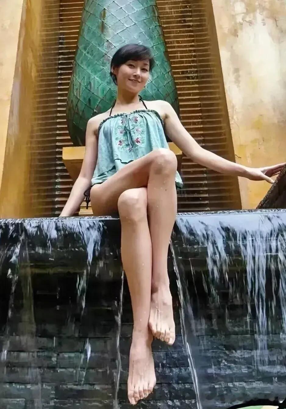 50多岁的万绮雯没有皱纹，没有体态臃肿，她看起来还是少女感十足。皮肤细腻光滑，老