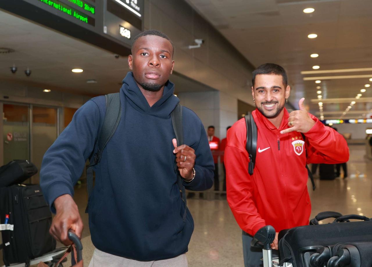 上海“上观新闻”报道：莱昂纳多的伤病问题，上海海港有可能再找个救火外援。莱昂纳