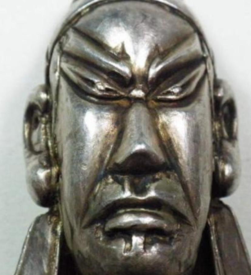 康熙年间，湖广有个叫朱方旦的人，妻子早逝后一心修道。一次他在旧货铺淘到一尊铜佛，