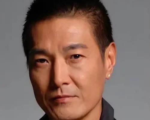 2009年，跟随成龙30年的卢惠光，仅拿到10万港币便被无情辞退，他含泪质问：“