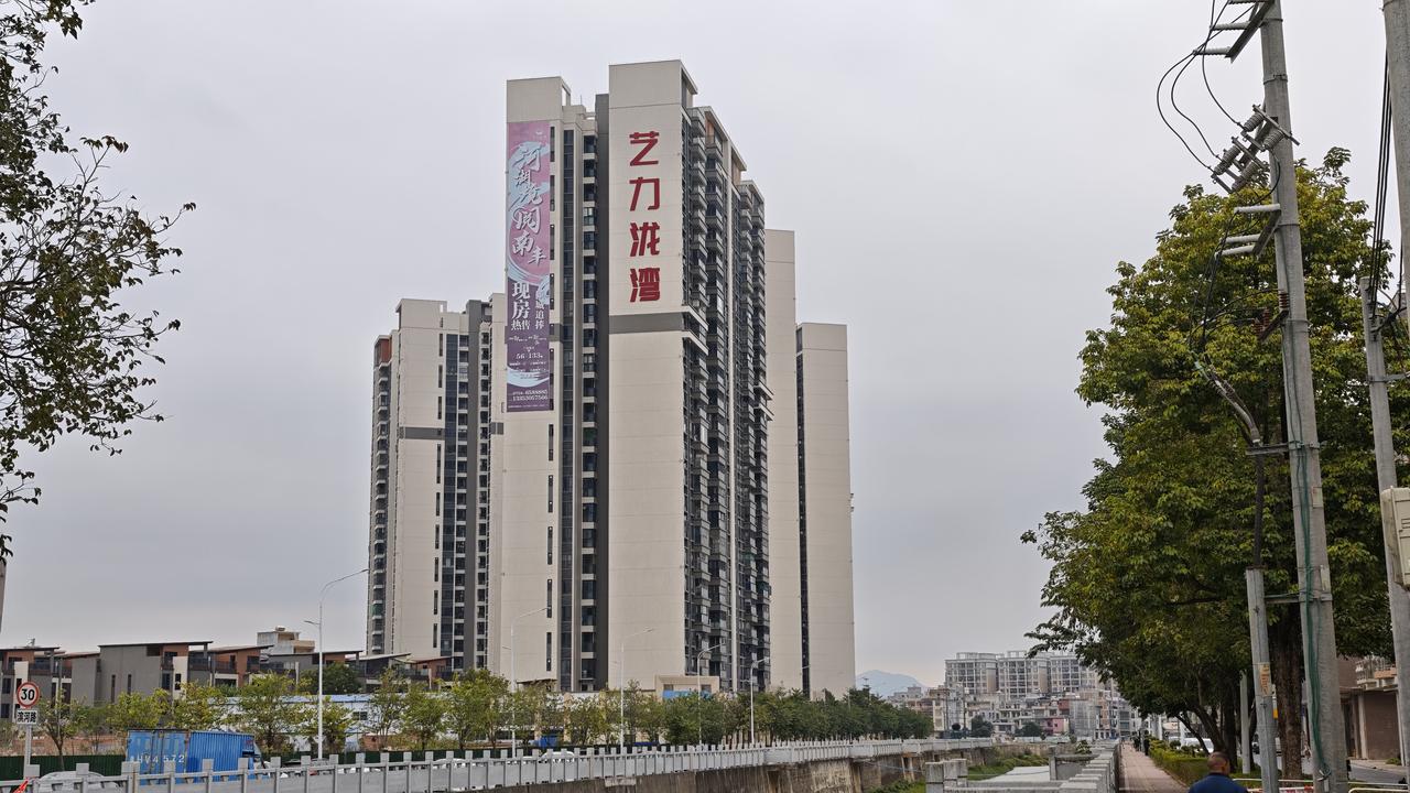 封开县最贵的楼盘不在县城江口，而是在南丰镇的艺力泷湾。南丰镇是封开县最大的乡镇，