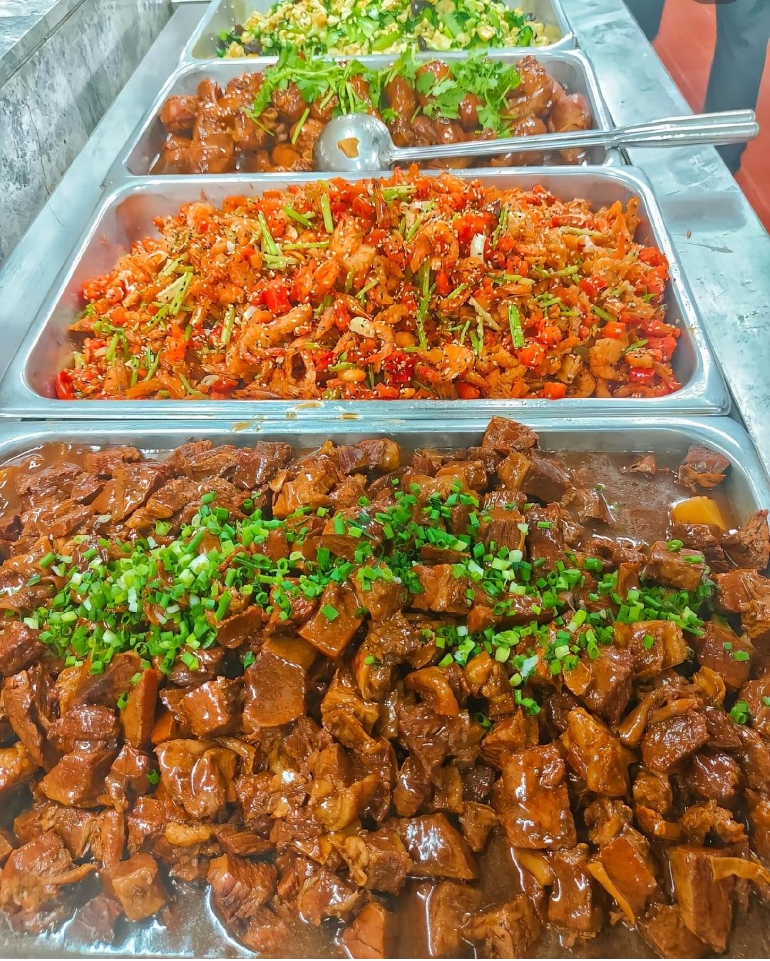 我们公司上个月新招了个做饭阿姨，48岁，其貌不扬，第一天上灶就炒了4个菜。结果中