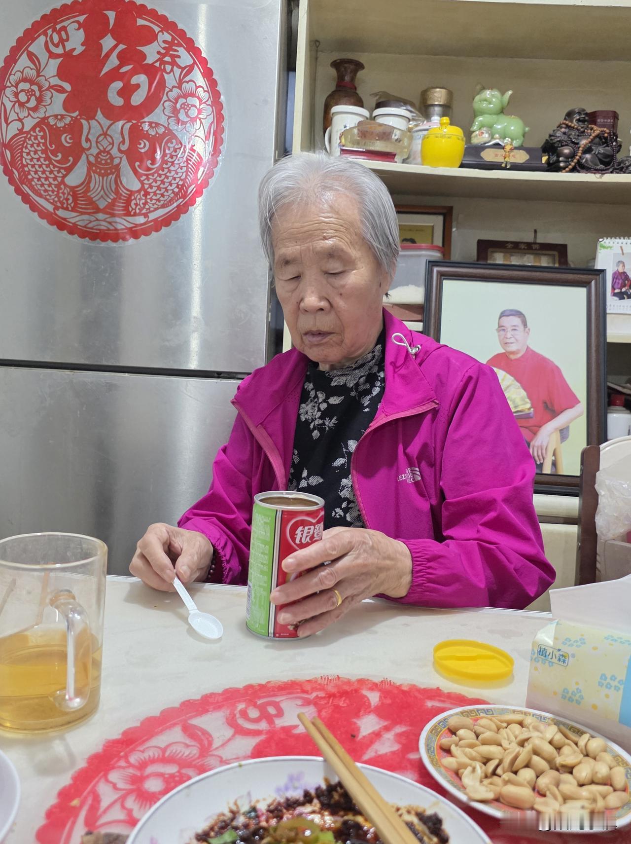 看看我娘多么疼我……一大碗排骨啊，一大碗！我老娘一块都没舍得吃，都给了我，疼