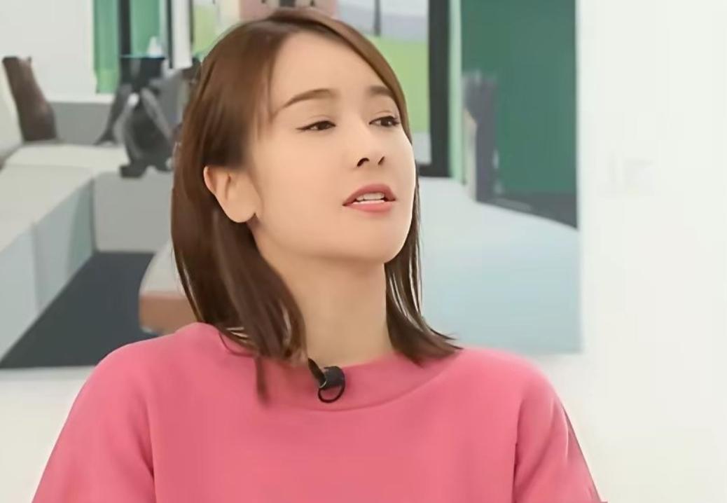 演员左小青说：“我前夫比我大将近20岁，他是个成功的商人，在那段婚姻里，他是