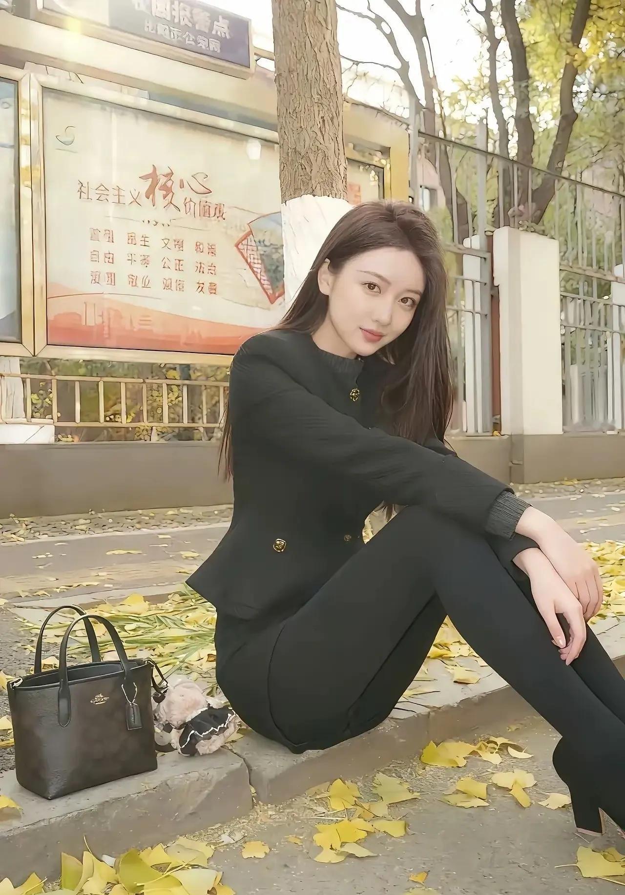 美女小姐姐身材太好了，精致利落，气质优雅。