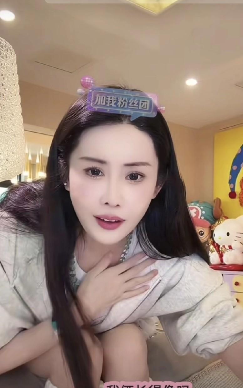 韦雪和闺蜜直播，这是准备捧闺蜜出道？？韦雪的身边换人了，以前是kk和她一起直播
