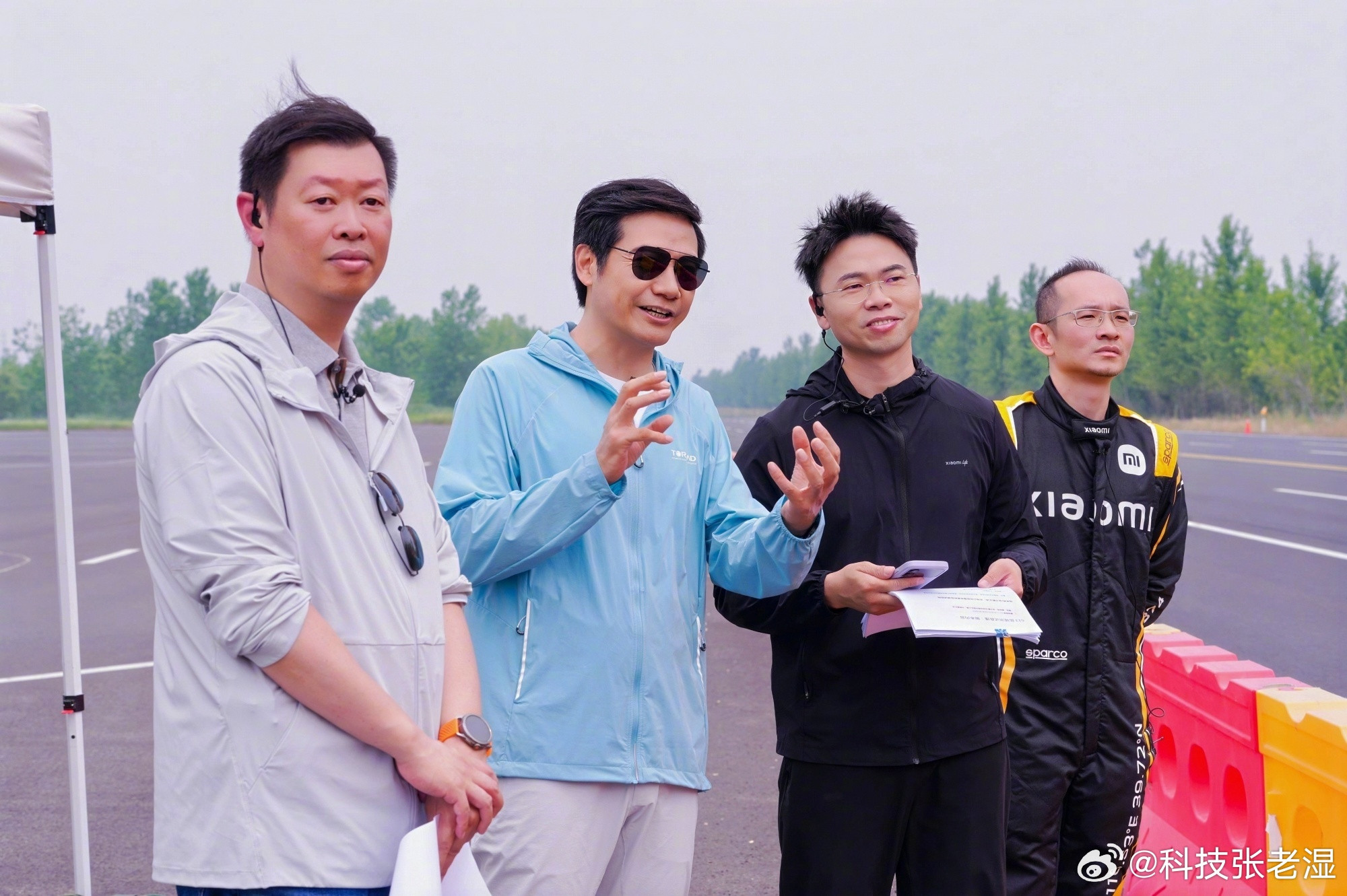 雷军测试直播计划7小时实际5小时不说小米汽车的续航怎么样，就雷军这个续航，估计也