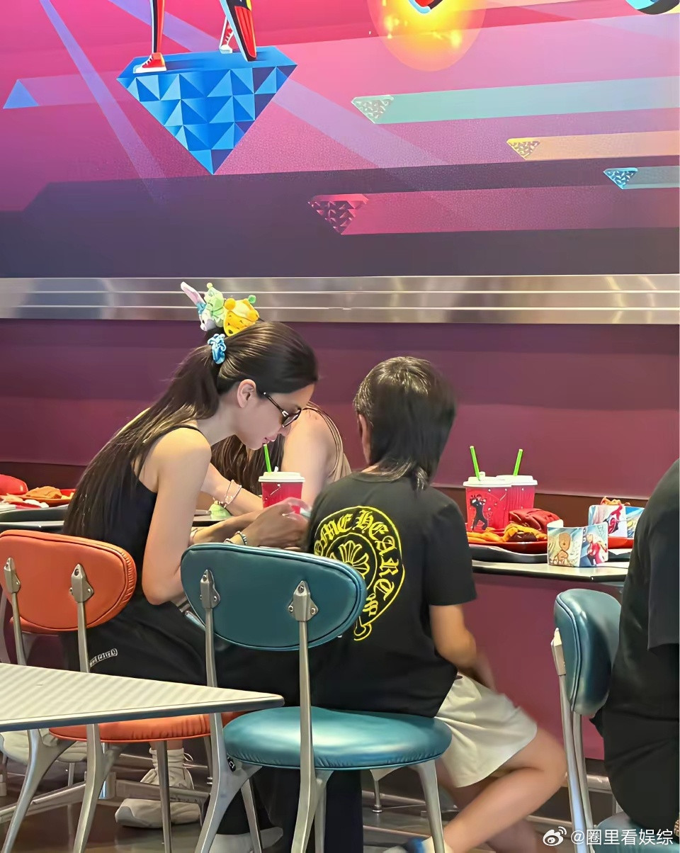 黄晓明最应该感谢的人不是他妈妈，也不是观众而是前妻杨颖，杨颖自己带着儿子，真的挺