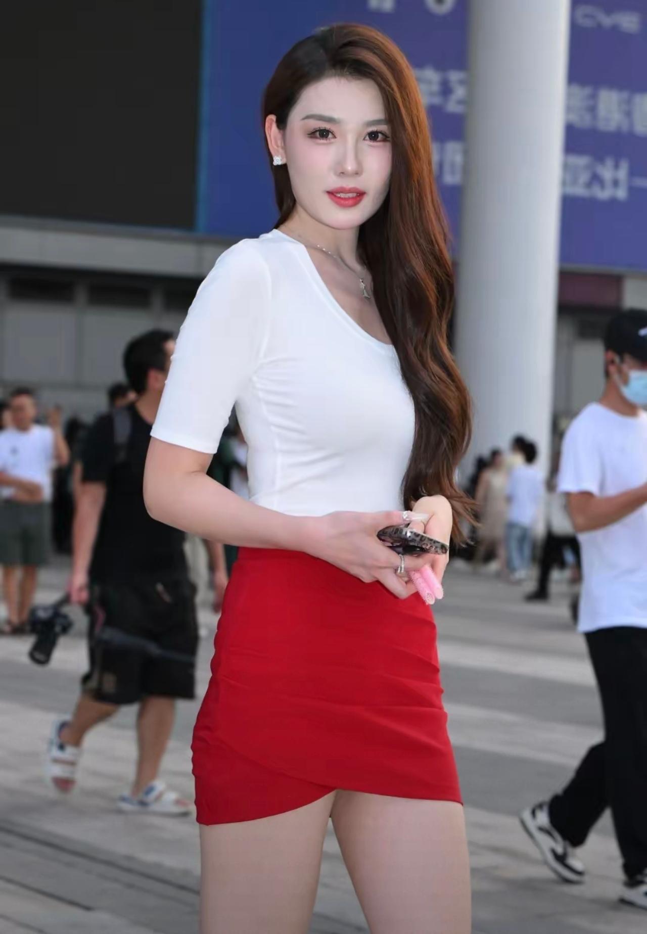 这位小姐姐穿得很时尚！分享时尚街拍姐妹