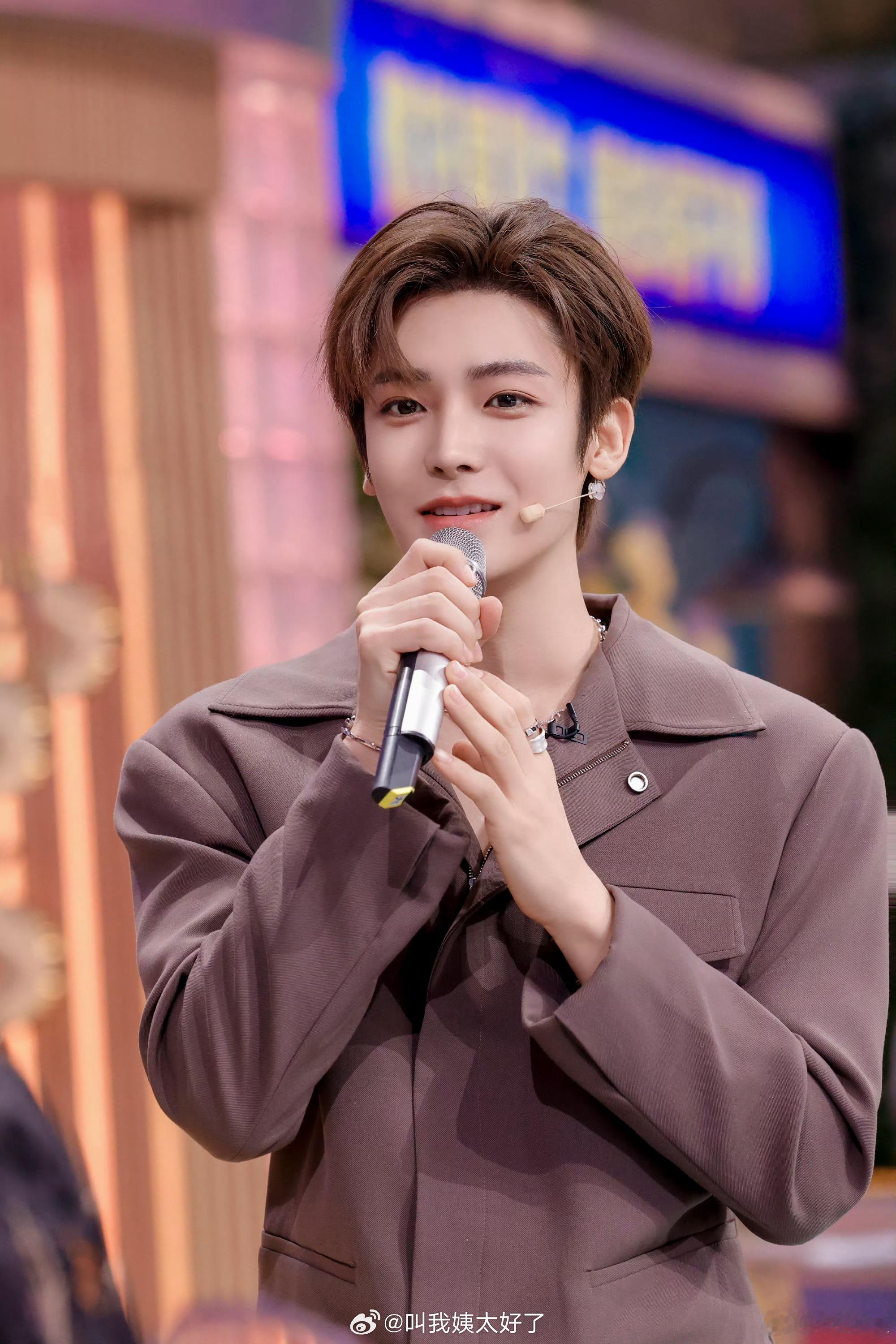 有网友说侯明昊像女生，没有什么性张力演不出苏感，除非演活泼正太型，大家怎么看？