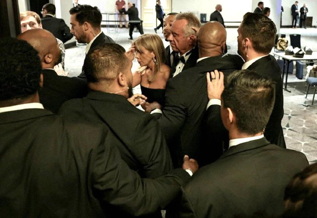 鲁比奥躲在桌子底下，特朗普被紧急撤离！4月25日，在白宫发生突发事件，相信大家