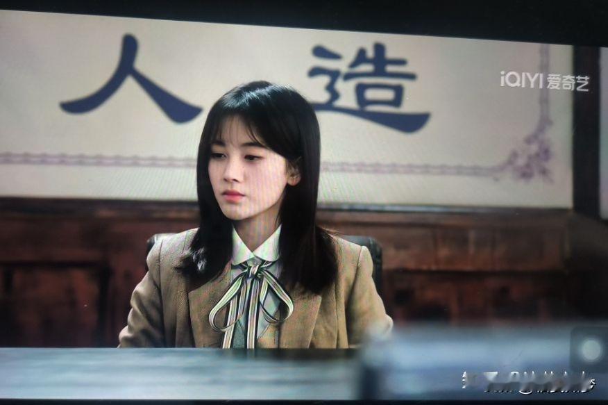 因为她演的剧赚钱。你要说她演技如何，说实话进步空间非常大。作品在豆瓣评分上几乎