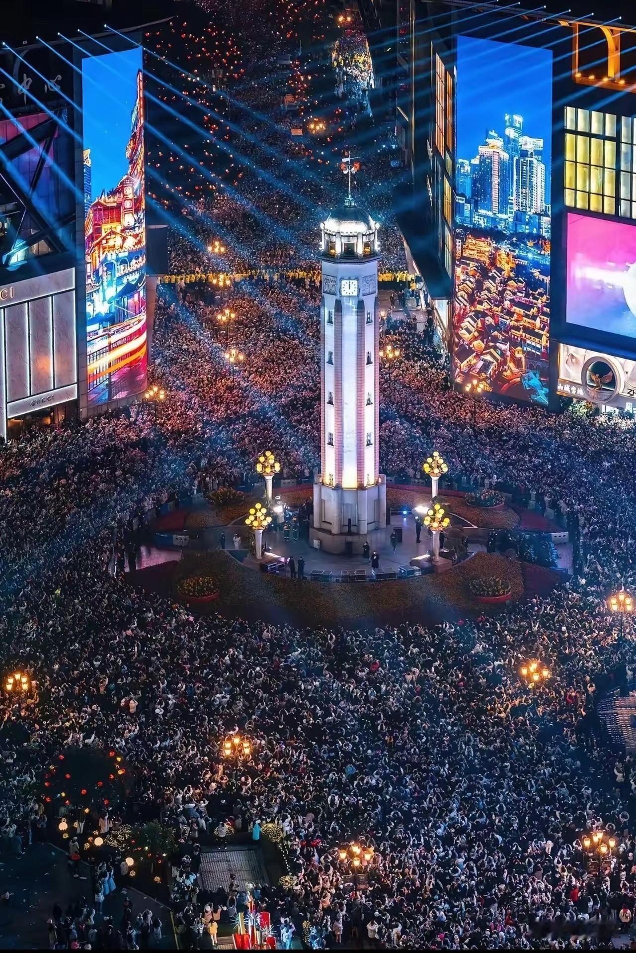 今晚的解放碑，已经彻底“失守”了！重庆本地网友表示，给大家腾地方，绝对不出