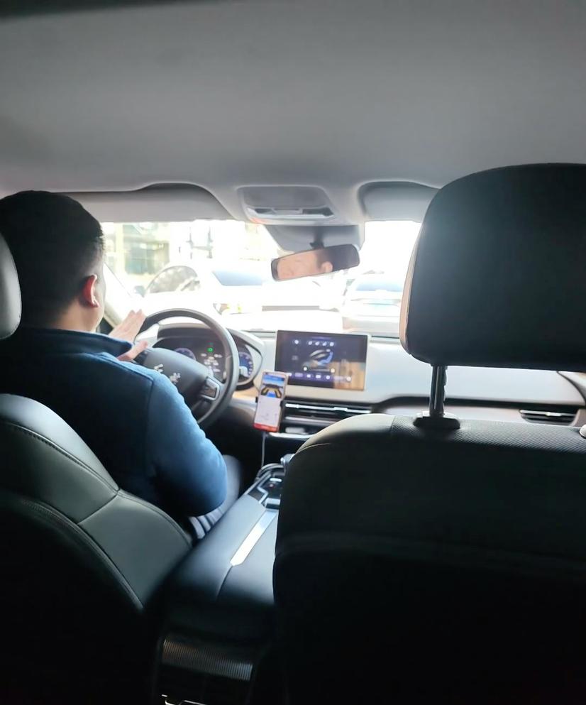 网友吐槽太真实了：赶时间时，出租车半天拦不到，好不容易坐上还可能绕路；网约车手机