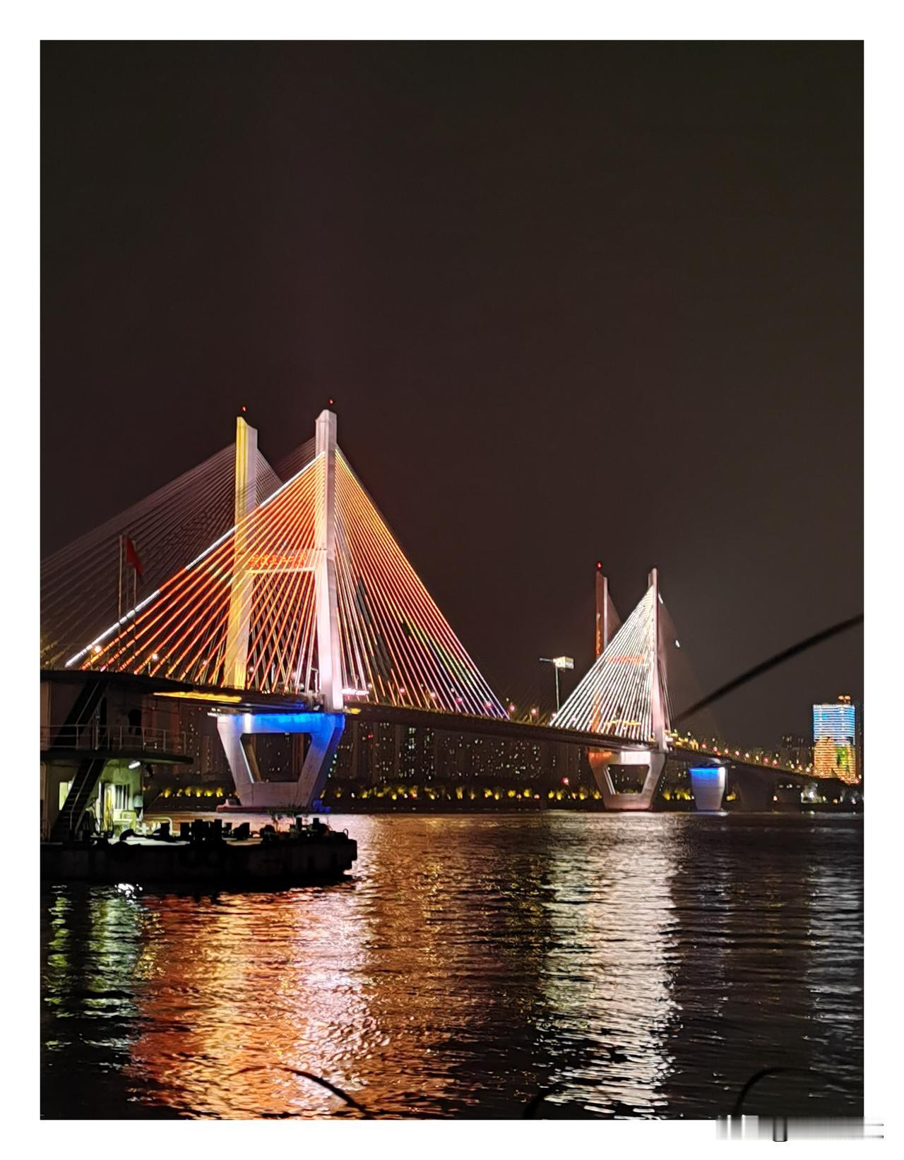 汉口江滩的夜景汉口江滩的夜景与灯光秀、长江大桥同框，傍晚时分前来观赏，那景象