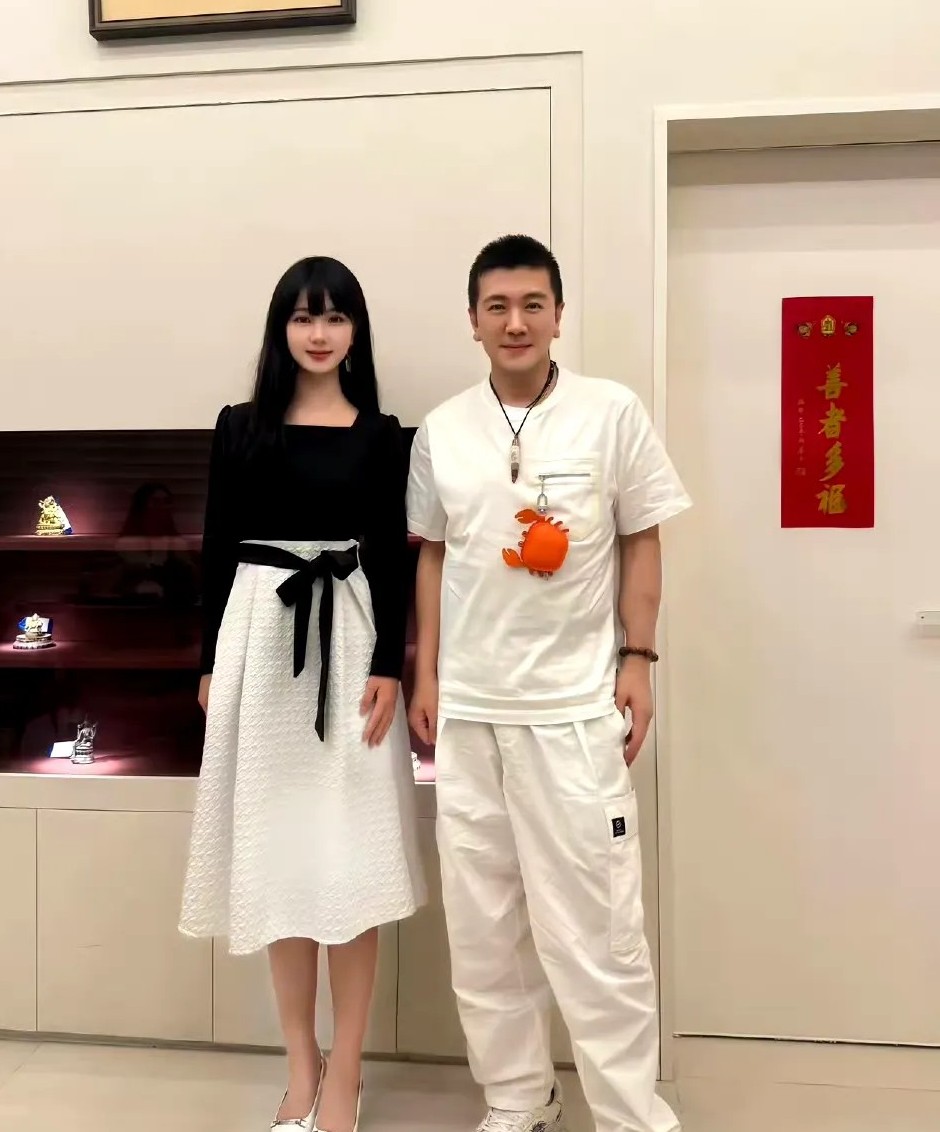 杨子黄圣依离婚后与美女合影有人知道这是哪位美女吗？​​​