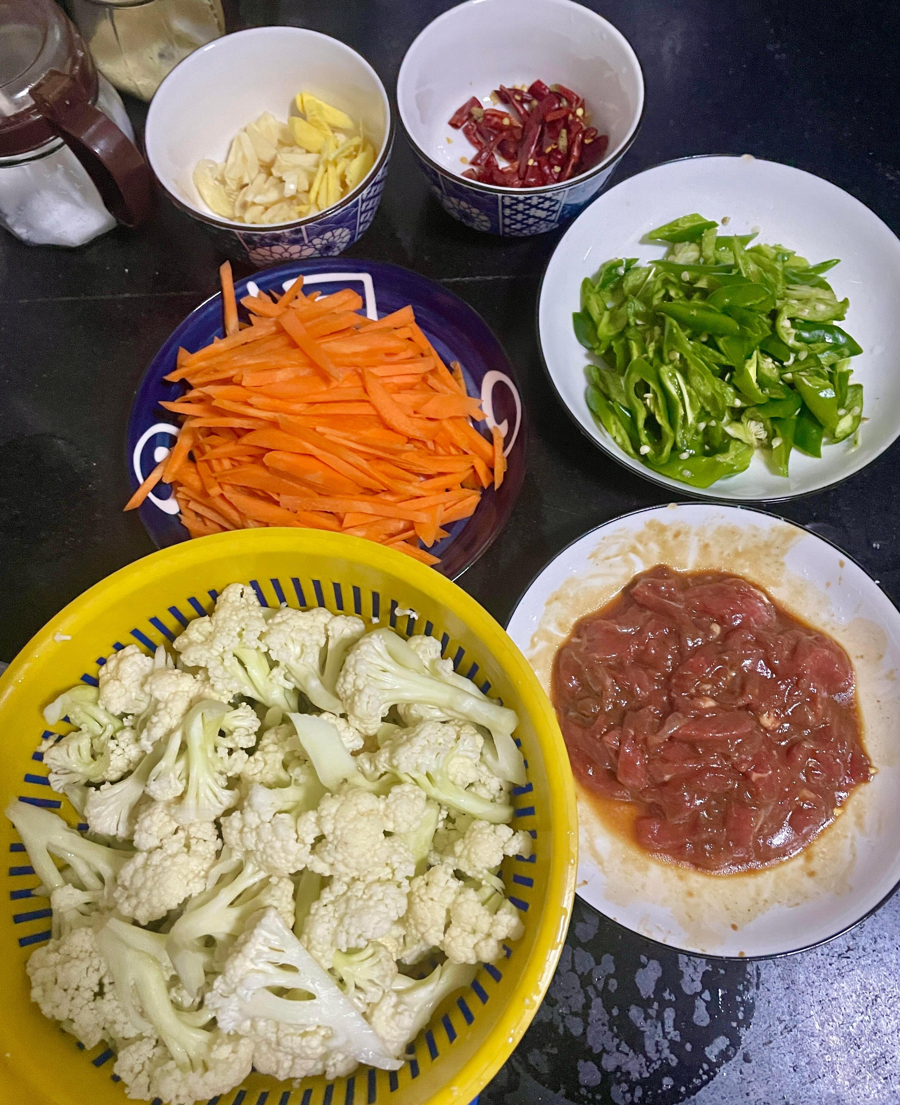 今晚菜系辣椒炒花菜、胡萝卜炒瘦肉，在家做饭也没感觉到省钱呀，感觉比没外面还贵。