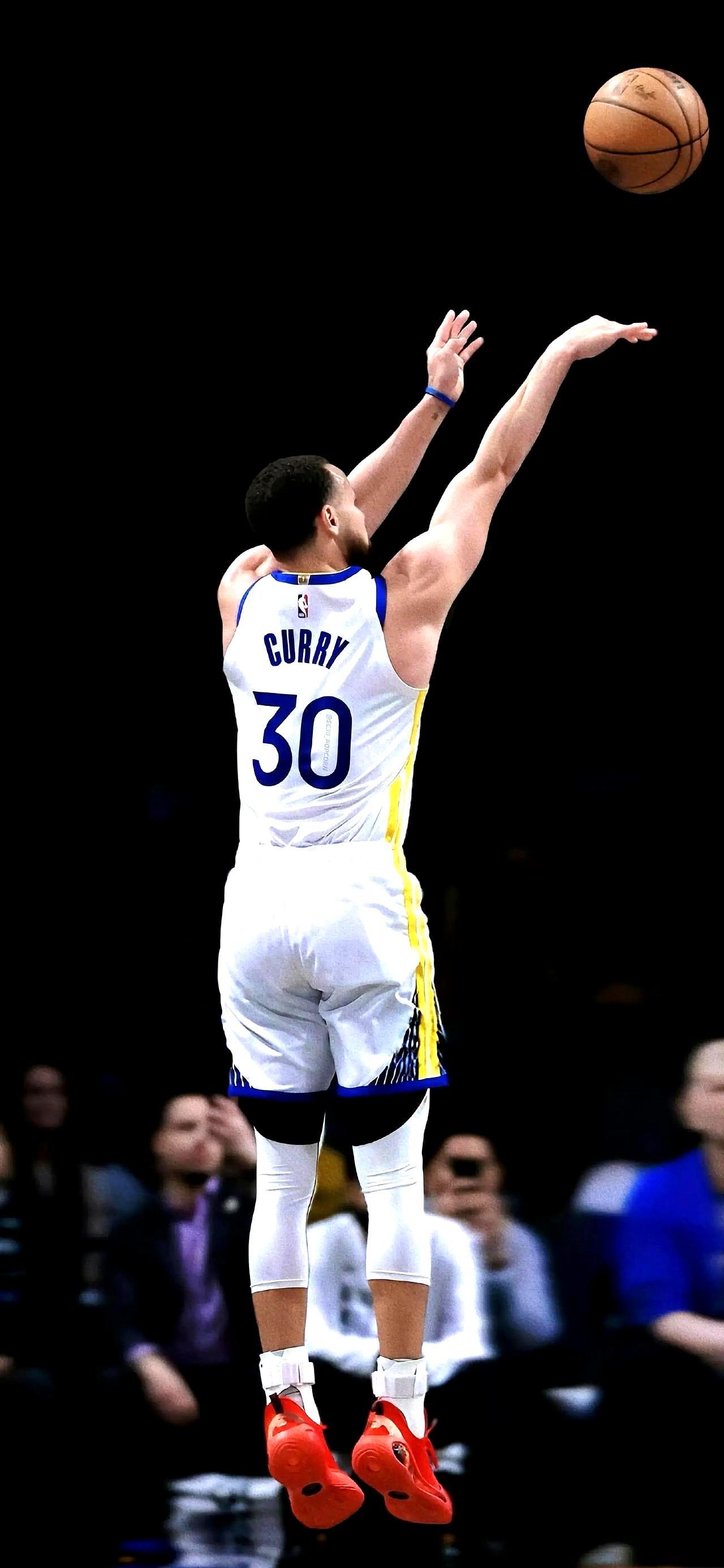 库里294位篮板，KD第6得分！同场十三年，俩人的数据却像两条平行线。KD