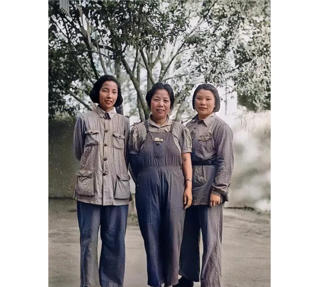 上世纪40年代，三位开国元勋的夫人在陕北延安的珍贵合影，左起:浦安修、邓颖超、