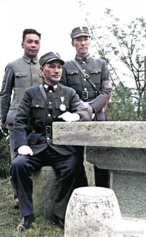 1943年4月4日蒋介石、蒋经国和蒋纬国参加三青团第一次代表大会合影历史影像