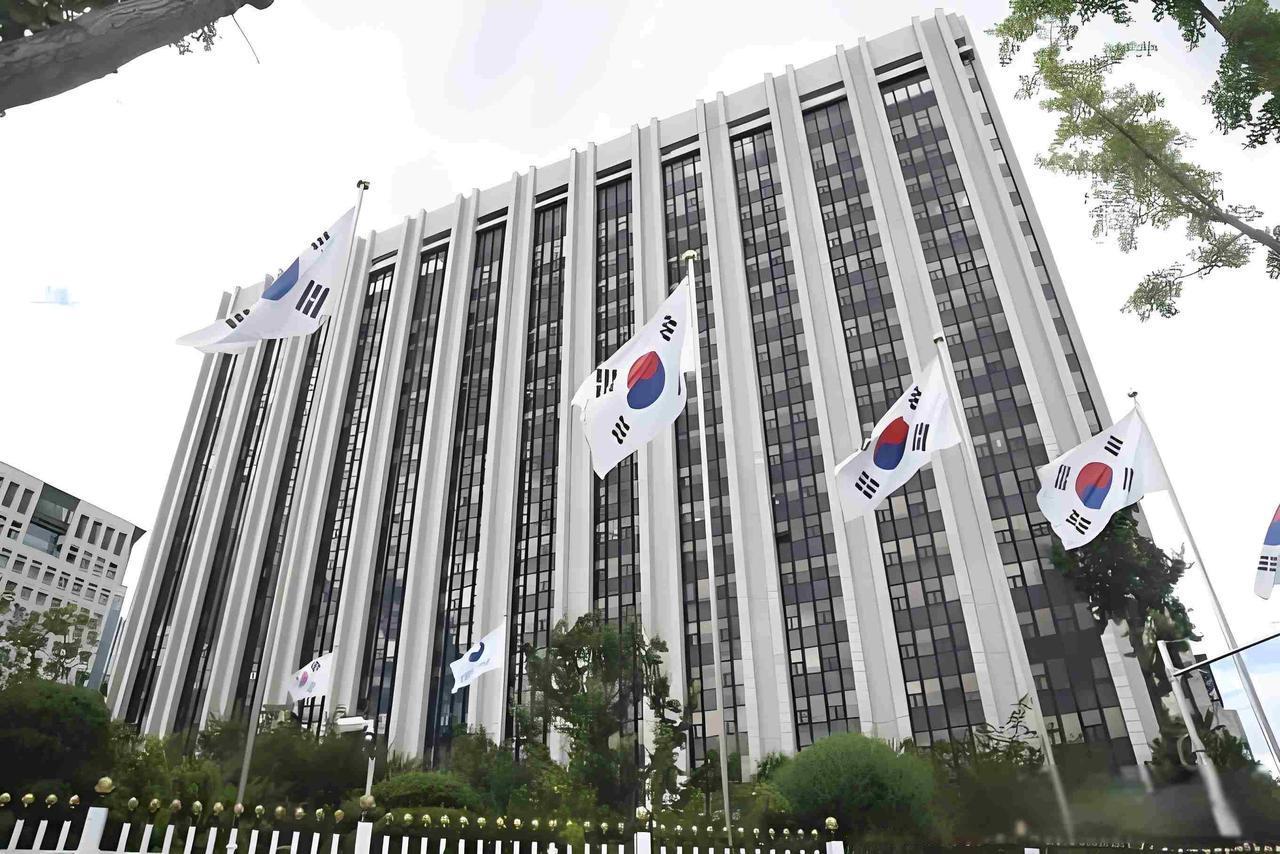 总统鞠躬，财阀浅笑，青瓦台的椅子越来越轻2026年6月底，韩国总统李在明在青