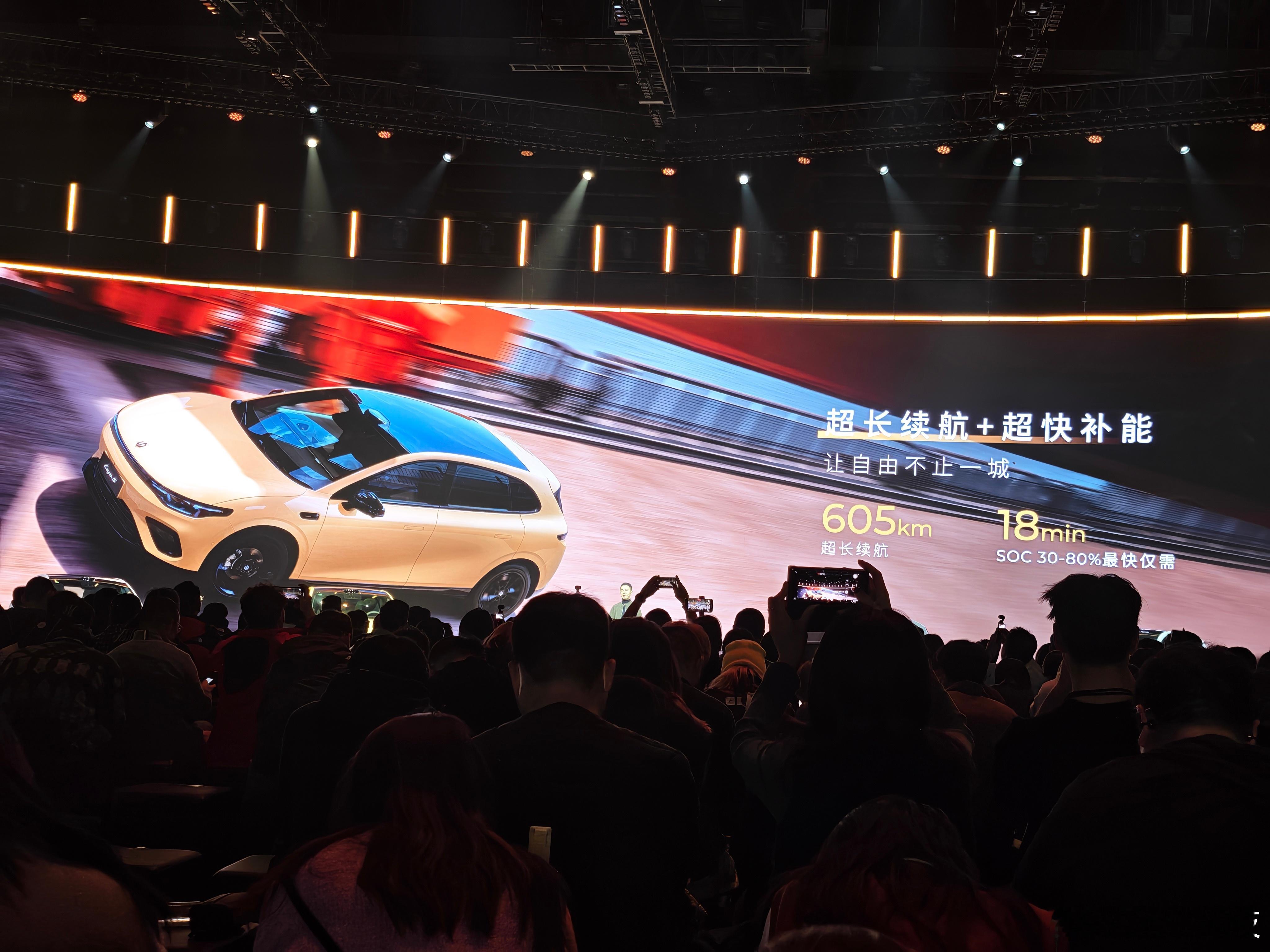 零跑Lafa5作为一款经济实用的车型，续航方面也是直接拉满，所以纯电车型给到了6