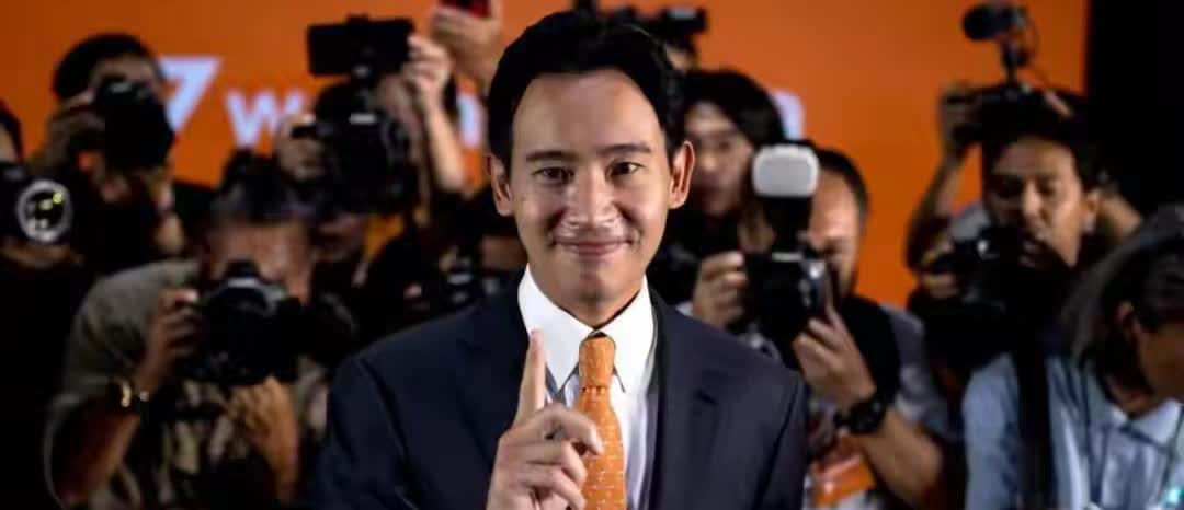 泰国人民党在民众的地位是最高的，拥有人数也是最多的，其中拥有议员的席位也是最高的