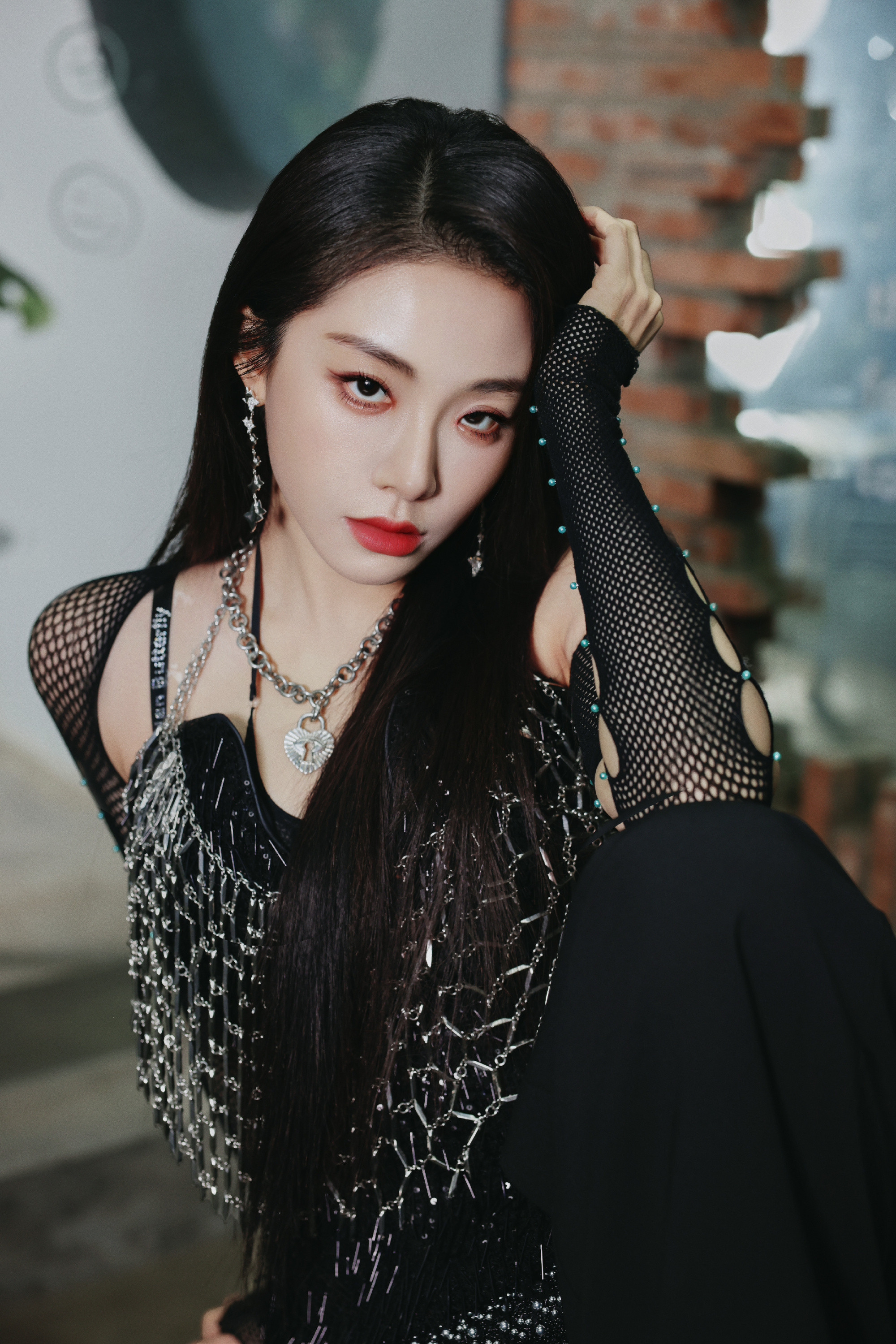 喻言巡演记，红唇暗黑风穿搭，热烈冷酷。喻言