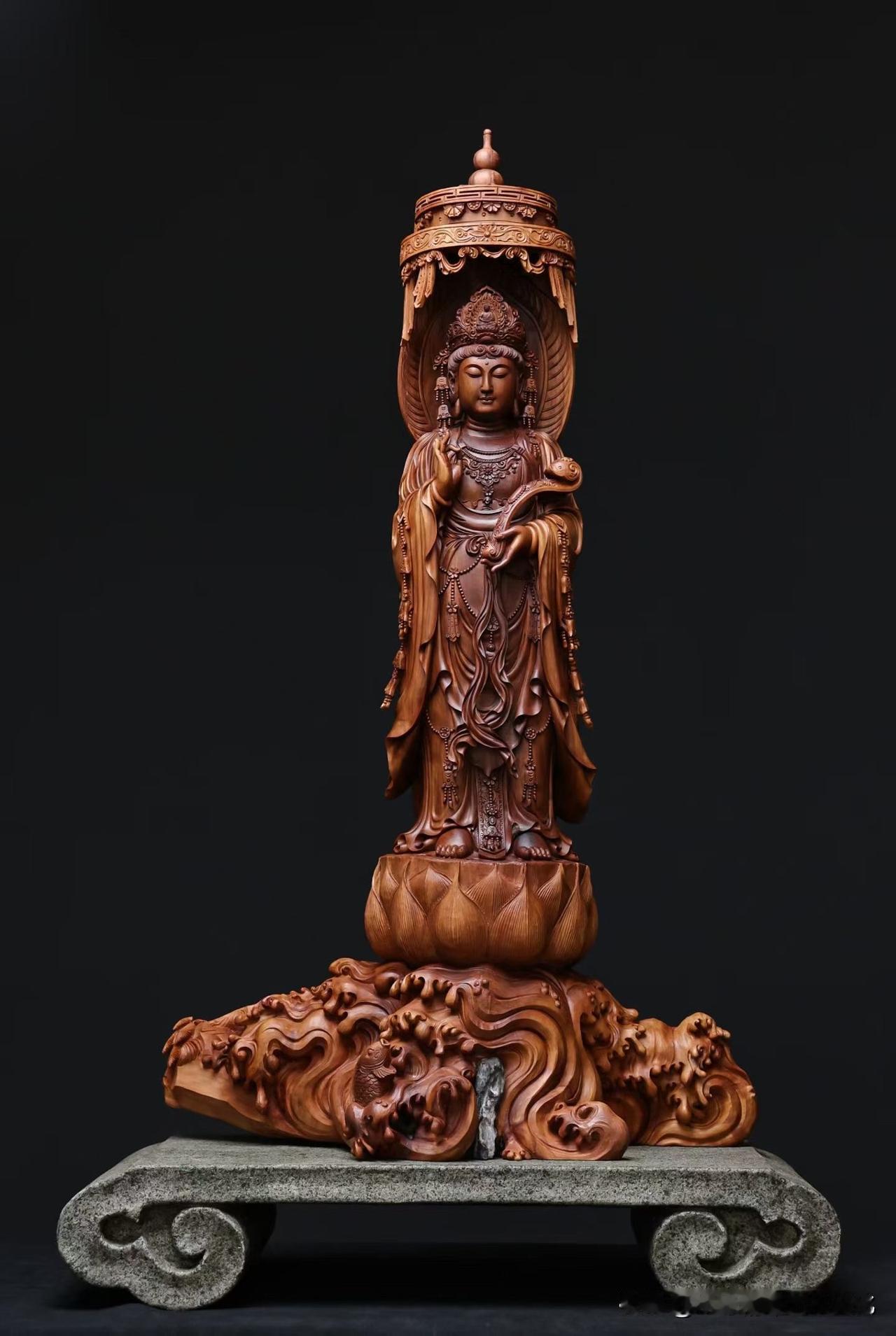 这尊观音，不在“华”，在“稳”。老山檀的气息是慢的，不是一闻即显，而是久处