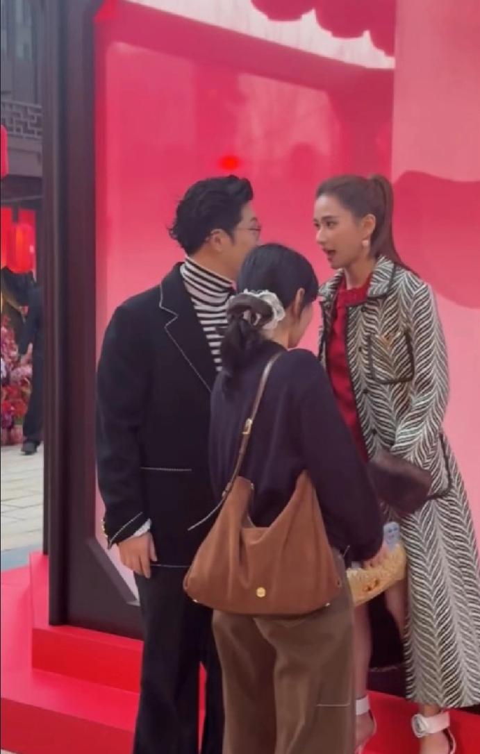 已故赌王何鸿燊三房千金何超莲与内地顶流男星窦骁结婚将近3年，去年却因影坛大亨向华