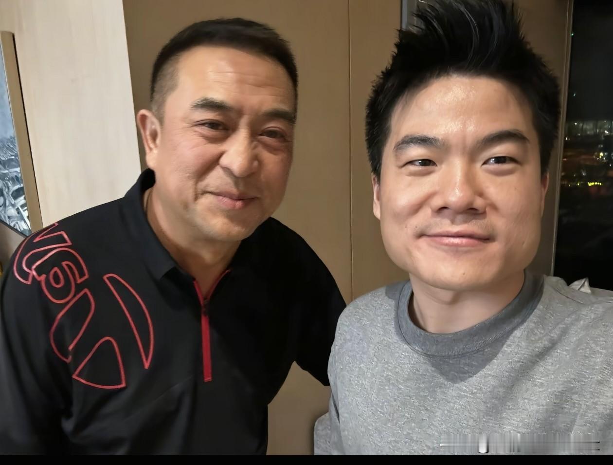 终于等到宇辉更新视频了，除了晒照片，重点都在评论区，有网友问：“橱窗怎么不