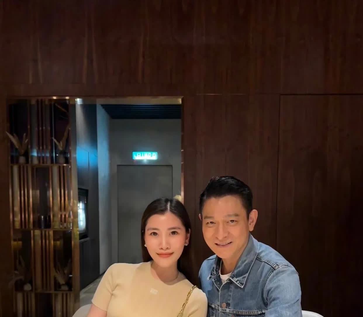 刘德华见娘家人，小姨子真漂亮，主动靠向华仔，想投入华仔怀抱，两人关系不一般，看起