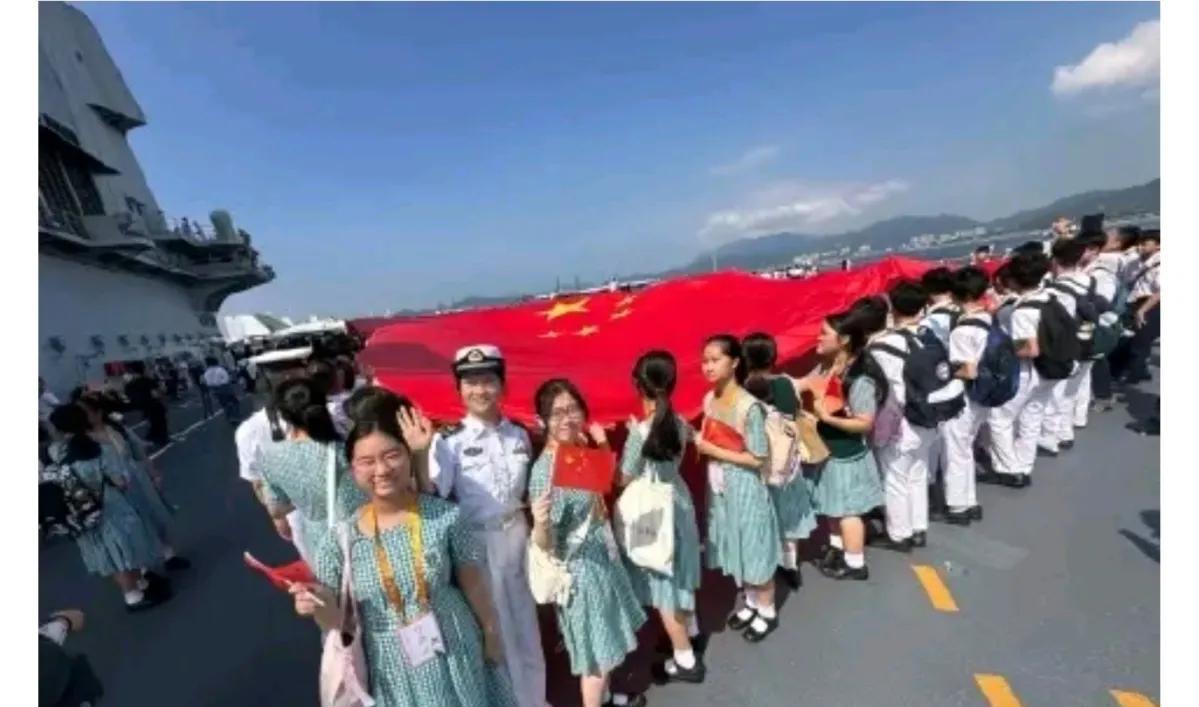 香港的小朋友、青年学生何其幸运，7月4日山东舰航母对他们开放。登上了山东舰航母，