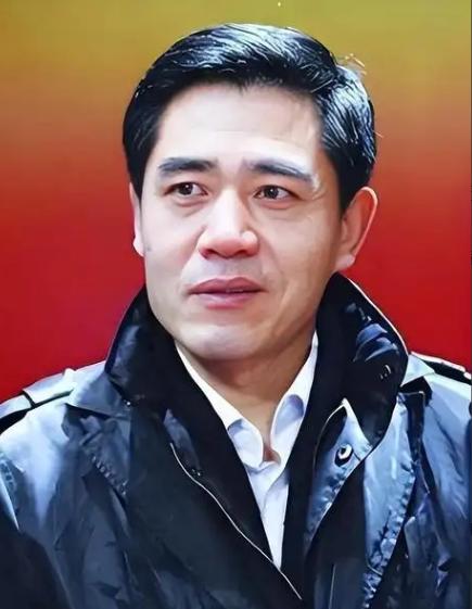 主持人曾问陈宝国：“你拍戏那么赚钱，能不能借我点钱花。”而陈宝国的话却引得全场