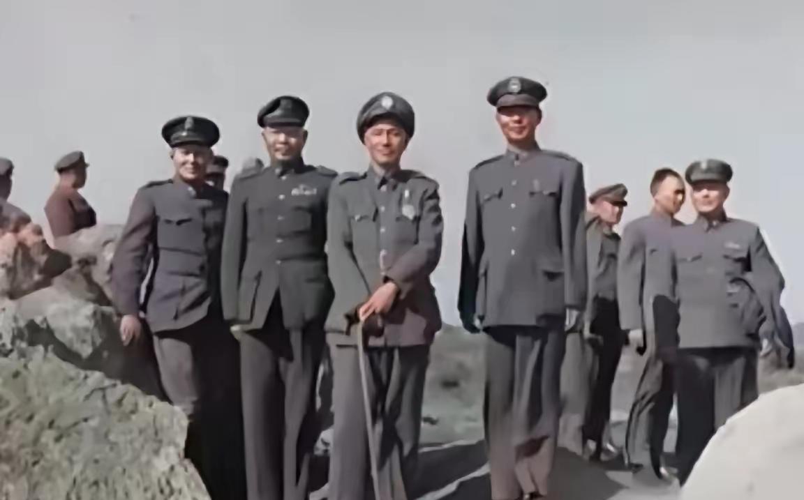 1950年11月，在孙立人、周至柔、胡琏等人的陪同下，蒋介石到金门视察工作。在金