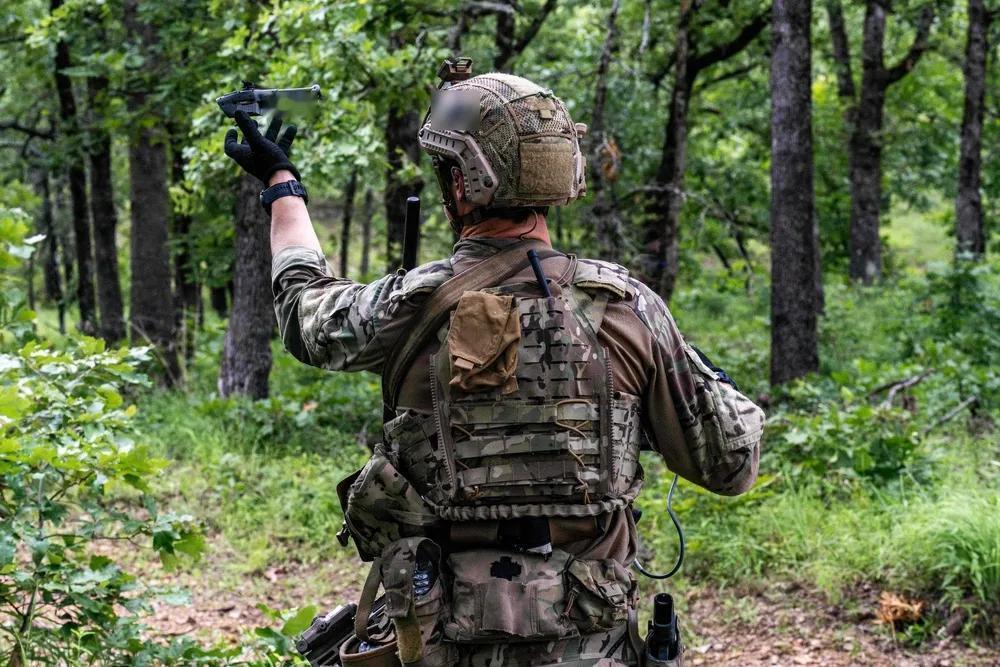 小型无人机也参与美国海军特种部队作战。2025年6月11日，一名隶属于美国东海