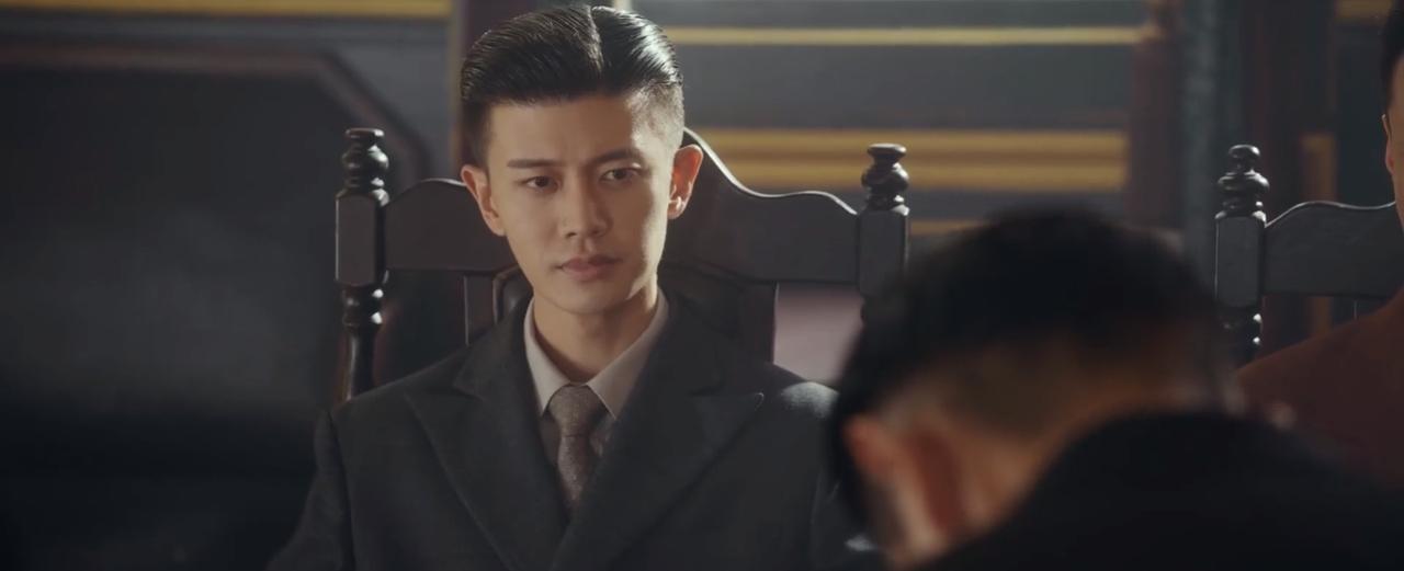 《风与潮》何贤扮演者任嘉伦，剧情越往后越觉得他帅，下图中的他简直是帅出天际去了，