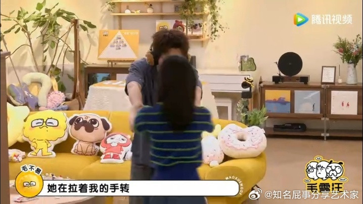 陈都灵cos向佐陈都灵模仿葛优躺毛雪汪陈都灵把手放脸上比划，认真说“她把眼镜托