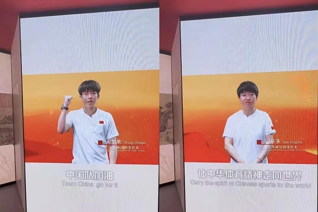 有网友游览故宫时发现有豆包和头哥的广告牌，然后开心的和他们合影。看到豆包和头哥