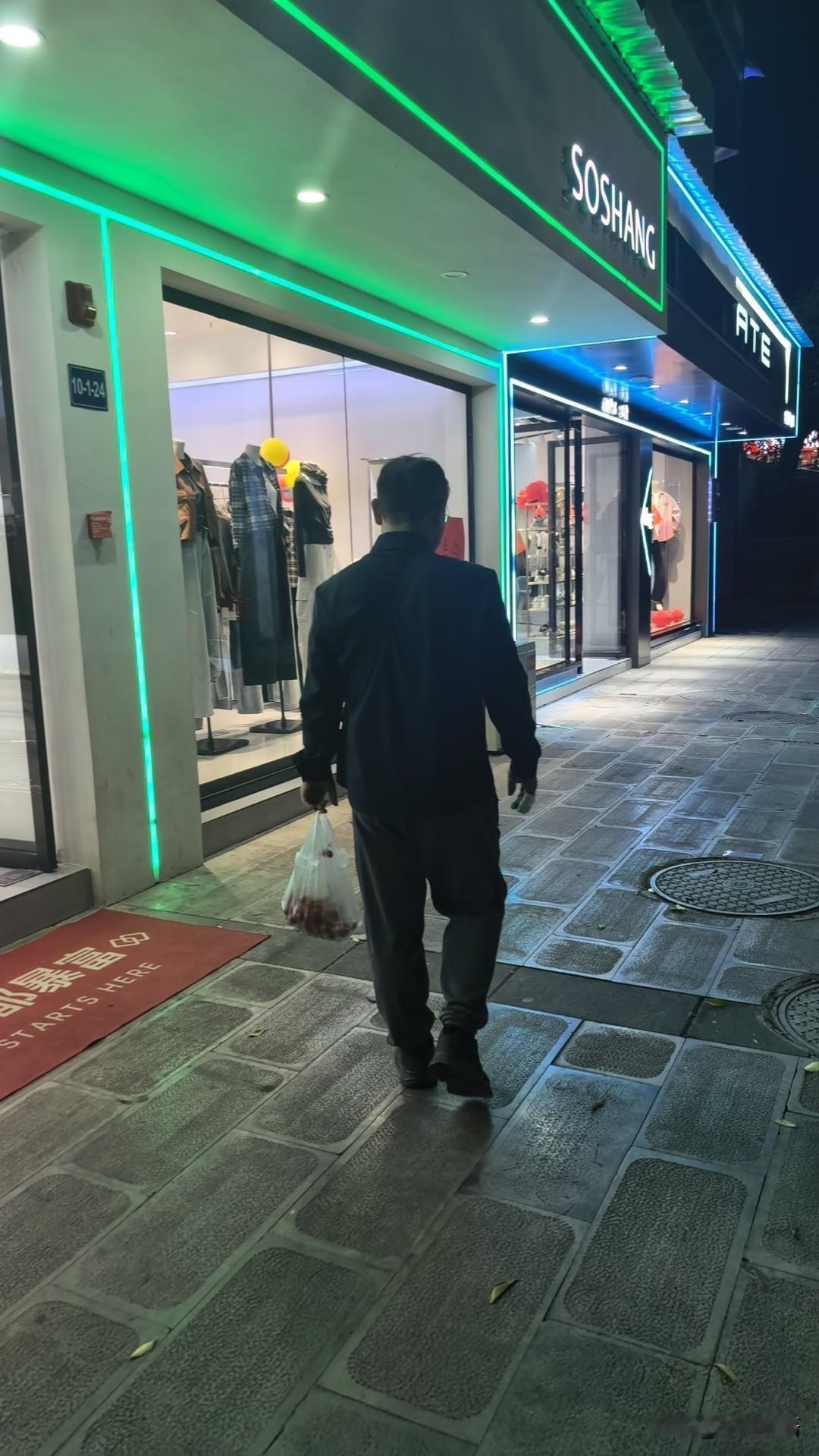 一位社会学家说：“只要你去伺候，一个屎尿屁都不能自理的老人，不用多，就俩月。你会